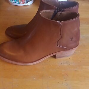 FRYE AND CO. Tan Leather Ankle Booties